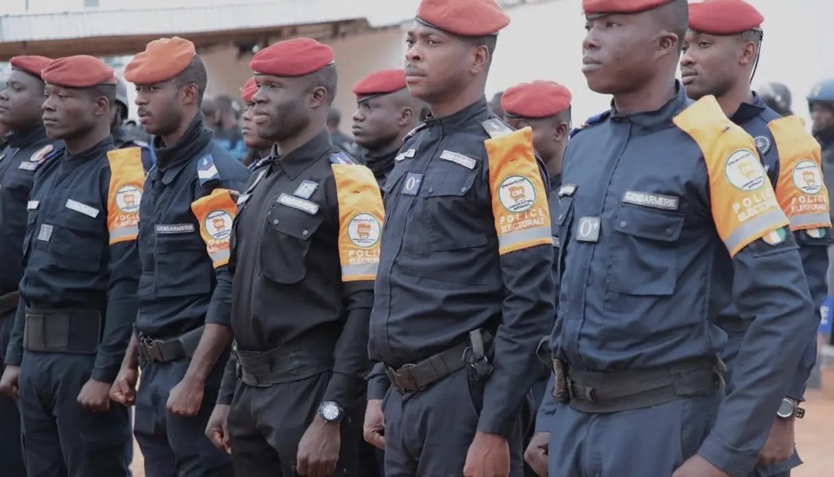 Depuis plusieurs semaines, les préparatifs s’accélèrent autour d’un mot d’ordre : anticiper plutôt que réagir. Le gouvernement a déployé un dispositif national de sécurité couvrant l’ensemble du territoire, des grandes villes jusqu’aux zones rurales et frontalières. Ce plan s’articule autour de trois principes : prévention, coordination et équilibre entre fermeté et respect des libertés publiques.