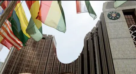 Le mercredi 22 octobre 2025, à l’occasion d’une cérémonie officielle de signature, la BIDC a annoncé l’octroi d’une ligne de crédit de 50 millions d’euros à Planet One Education Togo. L’objectif : donner un nouvel élan à la formation professionnelle et technique dans plusieurs municipalités du pays, notamment Tandjouaré, Danyi Akpéyémé, Kougnohou, Guérin-Kouka, Agoé-Nyivé et Tsévié.