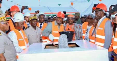 Après les centrales de Boundiali, Ferké Solar et Amea Gontougo, la Côte d’Ivoire poursuit son offensive solaire avec le démarrage des travaux de la centrale photovoltaïque de Kong, au nord du pays. Cette nouvelle infrastructure, d’une capacité de 50 mégawatts, sera dotée de 88 000 panneaux solaires répartis sur une superficie de 80 hectares dans la région du Tchologo.