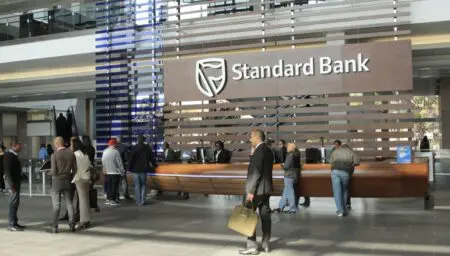 Standard Bank, première banque africaine en termes d’actifs, cherche à frapper un grand coup sur le marché bancaire kényan. Selon des sources proches du dossier citées par Bloomberg ce mardi 14 octobre 2025, la banque sud-africaine est en discussions avancées pour acquérir NCBA Group, acteur majeur du paysage financier kényan.