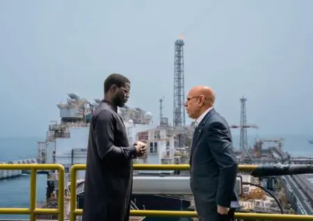 Le contrat qu’on chercherait à reconduire, contre toutes logiques, qui justifie de toutes les critiques, constituerait la source des plus grandes pertes pour la Mauritanie. L’article 23 du décret 2019-56 fixe à 2 ans la durée du contrat. Une dérogation ne pourrait être accordée que par un autre décret. Est-ce le cas présentement ? Et pour quels motifs ? Le motif qui aurait été invoqué est la concordance du marché d’approvisionnement avec celui de la construction d’un dépôt pétrolier de 100 000 m3 dont le financement et le paiement sont assurés par ajout au prix des prix pétroliers d’importation