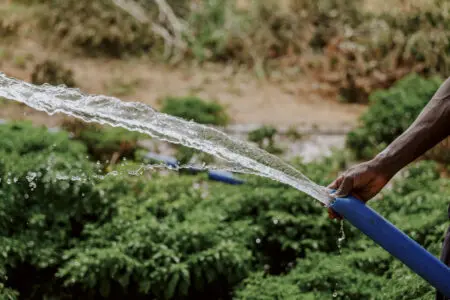 À l’heure actuelle, une personne sur dix dans le monde vit dans des régions confrontées à un stress hydrique élevé ou critique. Au cours des 50 dernières années, les périodes de graves pénuries de pluie ont augmenté de plus de 230 % à l’échelle mondiale (a). En Afrique de l’Ouest, de nombreuses communautés s’ajustent à l’évolution des régimes pluviométriques et à la diminution des ressources hydriques grâce à une résilience, une créativité et un savoir local remarquables. Leur expérience permet de mieux comprendre comment les économies peuvent s’adapter et prospérer face à l’évolution des conditions écologiques.