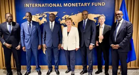 Sénégal | Tractations serrées avec le FMI sur un nouveau programme Le FMI a gelé le précédent programme de prêts de 1,8 milliard de dollars au Sénégal en 2024 après que le pouvoir actuel a découvert des milliards de dollars de dettes non déclarées. Le montant de la dette extérieure du Sénégal a été revu à la hausse pour atteindre plus de 11 milliards de dollars, et le FMI estime désormais que son ratio dette/PIB incluant la dette du Trésor, la dette des entreprises publiques et les arriérés de paiement intérieurs, s’élevait à 132 % fin 2024