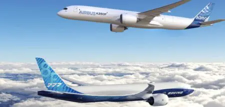 L’enjeu est de taille. Les montants sont tellement importants qu’il est difficile de se les représenter. Allez, entrons dans les grands nombres. On estime qu’actuellement 26.750 appareils sont en service commercial dans le monde. Les constructeurs, Boeing en particulier, chiffrent à 50.000 les flottes du transport aérien à l’horizon 2044, c’est dans moins de 20 ans et cela correspond à un doublement du nombre d’avions. Mais ce n’est pas tout, la taille moyenne des appareils augmente régulièrement. Elle est passée de 50 sièges dans les années 1950 à 100 sièges 20 ans plus tard et à 200 sièges maintenant. Et les appareils volent de plus en plus loin.