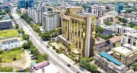 Nigeria | Le Trésor émet des eurobonds de 2,25 milliards de dollars Le géant ouest-africain affectera cet argent à la résorption du déficit budgétaire, rapporte l’agence Reuters. L'emprunt obligataire comprend une double tranche à 10 et 20 ans à des taux de 9,125 % et 9,625 %.