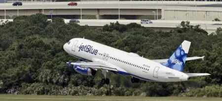 En fait il ne s’est pas passé grand-chose, et cela aurait pu rester inaperçu s’il n’y avait pas eu précédemment les accidents des deux Boeing 737 MAX dont ont été victimes Lion Air et Ethiopian Airlines. L’Airbus A320 a fait un piqué intempestif qui a pu être rattrapé par les pilotes et tous les passagers ont atterri sains et saufs. La cause est connue, il s’agit d’un dysfonctionnement du logiciel qui commande la gouverne de profondeur, suite à des radiations solaires. N’étant en aucun cas un spécialiste de ce genre de technique, je me garderai bien d’aller plus avant dans les commentaires. Mais je souhaiterais livrer une réflexion sur la fragilité des deux énormes groupes aéronautiques qui dirigent maintenant, au moins la production et sans doute, même si cela se fait de manière indirecte, tout le transport aérien.