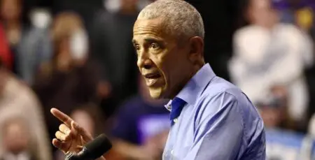 En campagne pour les démocrates avant des élections régionales à valeur de test, Barack Obama en a profité pour décocher ses flèches contre l’actuel locataire de la Maison-Blanche. Lors de meeting samedi, l’ancien président des Etats-Unis a en effet critiqué Donald Trump pour ses politiques « chaotiques » et mis en garde contre les dangers qui menacent la démocratie américaine. Neuf mois après le début du second mandat de Donald Trump, « la situation s’est-elle améliorée ? » pour ceux qui ont voulu « tenter leur chance » avec le républicain, a-t-il lancé à Norfolk, en Virginie. « L’économie fonctionne-t-elle mieux pour vous ? Car elle s’est certainement améliorée pour (Donald) Trump et sa famille.» « Pour les familles ordinaires, les coûts n’ont pas baissé, ils ont augmenté, à cause de cette politique tarifaire chaotique », a-t-il ajouté, faisant référence aux droits de douane imposés par Trump.