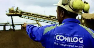 La loi vient combler un vide juridique, souvent dénoncé par les parties prenantes locales et internationales. Si quelques grandes entreprises affichaient des engagements volontaires, le tissu économique national restait marqué par une hétérogénéité préjudiciable à la crédibilité et à l’impact des politiques RSE. Par cette réforme, l’Assemblée nationale – sous l’impulsion du député Awassi – opère un tournant législatif majeur : passer du “bon vouloir” à la “norme contraignante.”