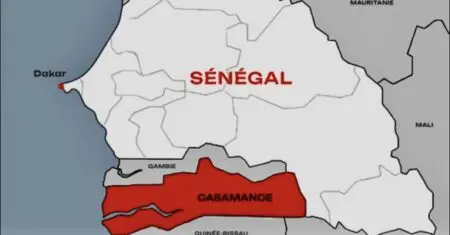 Bordée de cocotiers et de jolies villas, l’immense plage de Cap Skirring, à l’extrémité sud-ouest du Sénégal, déroule cinq kilomètres de tapis blanc au bord de l’Atlantique. Ce soir, des centaines de pirogues en bois multicolores sont alignées sur la grève, attendant de prendre la mer quand poindra l’aube.