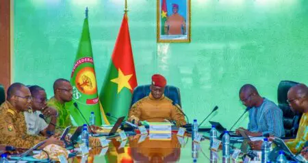 Burkina Faso : le gouvernement fusionne ses fonds publics pour «gagner en efficacité» Face aux contraintes budgétaires et au besoin d’une intervention publique plus cohérente, le gouvernement du Burkina Faso a décidé de mettre fin à la dispersion des fonds publics. Plusieurs structures existantes seront fusionnées au profit de quatre nouveaux instruments de financement, chacun doté d’une mission sectorielle bien définie. L’enjeu est double : renforcer l’efficacité de l’action publique et offrir un cadre plus lisible de soutien au secteur privé et aux populations.