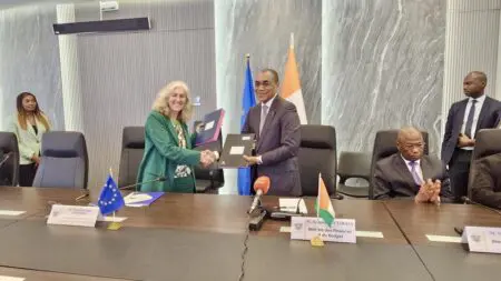 Côte d’Ivoire | Dorsale Est : l’Union européenne mise sur la transition énergétique ivoirienne Partenaire central de la politique africaine de l’Union européenne, la Côte d’Ivoire confirme son poids stratégique. Fin septembre 2025, la présidente de la Commission, Ursula von der Leyen, a annoncé le déblocage de 545 millions d’euros pour soutenir la transition énergétique en Afrique, dans le cadre de l’initiative «Scaling Up Renewables in Africa.»