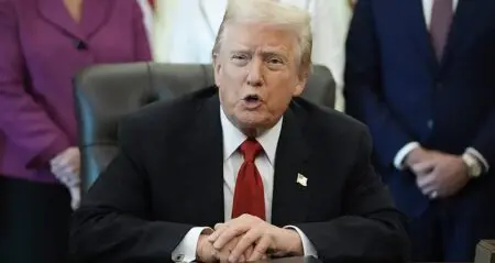 Une nouvelle qui devrait faire gagner au président américain de nombreux points de popularité dans les sondages. Donald Trump a promis dans un message sur son réseau social Truth Social de verser un «dividende d’au moins 2000 dollars» à chaque Américain, sauf les «gens à hauts revenus».