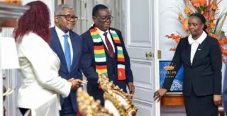 Cette initiative marque le retour du milliardaire dans le pays après un premier essai tenté en 2015 sous Robert Mugabe. A l’époque, Dangote Group envisageait d’investir 400 millions de dollars dans la construction d’une cimenterie d’une capacité de 1,5 million de tonnes par an ainsi que dans le secteur de l’énergie et des fertilisants.