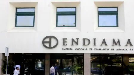 Angola | Diamants : la production s’envole malgré la morosité du marché Selon les analystes des marchés de commodities, les autorités angolaises ont opté pour la stratégie de compenser la baisse de prix et de la demande par une augmentation du volume de production. Luanda prend ainsi le contre-pied du Botswana, premier producteur africain de diamants.