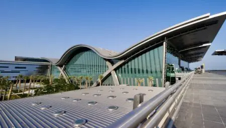 Gardons à l’esprit la montée continue en volume et en recettes du secteur d’activité même si les résultats économiques des compagnies aériennes ne sont pas toujours au rendez-vous. Mais, depuis la fin du Covid la situation s’améliore. En fait la croissance est tirée par l’arrivée d’avions plus performants, ce qui permet une baisse des tarifs aiguisée par une course à l’affichage le plus performant dans les très gros distributeurs sur Internet.