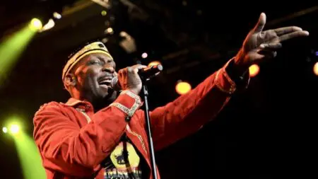 Il avait le charisme naturel, le sourire lumineux et la voix douce. Le chanteur jamaïcain Jimmy Cliff, légende du reggae né James Chambers, est décédé d'une pneumonie à l'âge de 81 ans. "Jimmy, mon chéri, repose en paix. Je suivrai tes souhaits. J'espère que vous pourrez respecter notre intimité en ces moments difficiles," pouvait-on lire dans un message signé de sa femme Latifa sur son compte Instagram lundi 24 novembre.