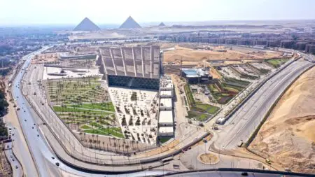 Egypte | Un musée pharaonique aux ambitions pharaoniques ! Situé à proximité des pyramides de Gizeh, le complexe s’étend sur environ 500.000 m² et abrite plus de 100 000 artefacts retraçant sept millénaires d’histoire, y compris l’ensemble des 5000 trésors funéraires du pharaon Toutankhamon. Les visiteurs pourront aussi admirer des statues monumentales, comme celle de Ramsès II, des momies royales, des objets du quotidien. Un bâtiment a été spécialement conçu pour la barque solaire du pharaon Khéops, présentée comme « le plus grand et le plus ancien artefact en bois de l'histoire de l'humanité.»