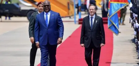 A sa descente d’avion, le dirigeant israélien a été accueilli par son homologue congolais, Félix Antoine Tshisekedi Tshilombo. Le programme officiel de cette visite prévoit un tête-à-tête entre les deux dirigeants, suivie d’une rencontre élargie à leurs délégations respectives. La RDC et Israël entretiennent des relations diplomatiques depuis 1982 dans la foulée de l’accord de paix entre l’Egypte et l’Etat hébreu.