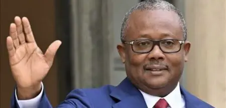 Les deux camps ont tous revendiqué la victoire hier lundi avant la publication des résultats officiels, chacun affirmant avoir obtenu la majorité des voix. Ces affirmations contradictoires risquent d'exacerber les tensions dans ce pays, déjà sujet aux rumeurs de coups d'Etat dans les heures qui ont suivi le scrutin de dimanche , lors duquel le parti qui a mené la lutte pour l'indépendance a été exclu pour la première fois.