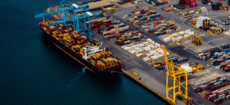 1. La pression opérationnelle : normale et attendue La chaîne logistique mondiale comporte toujours des imprévus : - Changements d’ETA du navire ; - Congestion portuaire ; - Exigences douanières strictes ; - Délais de cut-off non négociables - Les freight forwarders sont formés pour gérer ces réalités. C’est la pression normale du secteur.