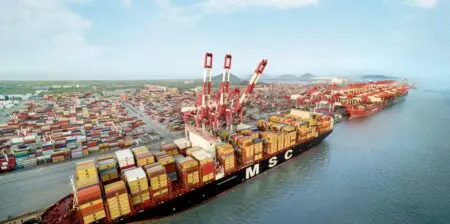 Dans un courrier transmis à ses clients, l'armateur motive sa décision : «en raison de difficultés opérationnelles majeures liées à des problèmes de sécurité et à une pénurie de carburant, le transport routier de marchandises à destination du Mali est temporairement suspendu jusqu'à nouvel ordre,» indique le groupe.