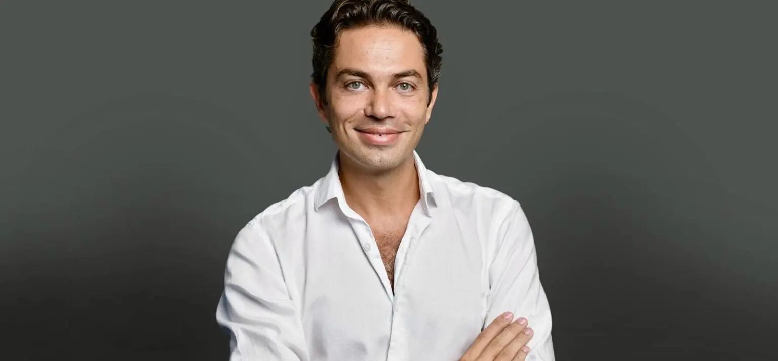 Entretien | Nicolas Goldstein, Co-fondateur de Talenteum et Breedj.com, Breedj.com : bâtir les ponts du futur du travail entre l’Afrique et le monde En 2024, notre aventure entrepreneuriale a franchi une étape décisive. Talenteum, l’entreprise mauricienne que j’ai cofondée avec John Benatouil, a été sélectionnée pour intégrer le prestigieux Seed Transformation Program de la Stanford Graduate School of Business.
C’est une distinction rare, mais surtout un tournant stratégique pour notre vision du travail à distance en Afrique. Ce programme, dédié aux entreprises africaines à fort potentiel, accompagne les dirigeants dans leur passage à l’échelle internationale.