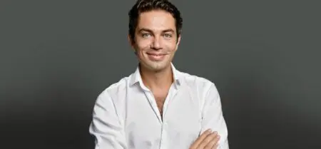 En 2024, notre aventure entrepreneuriale a franchi une étape décisive. Talenteum, l’entreprise mauricienne que j’ai cofondée avec John Benatouil, a été sélectionnée pour intégrer le prestigieux Seed Transformation Program de la Stanford Graduate School of Business. C’est une distinction rare, mais surtout un tournant stratégique pour notre vision du travail à distance en Afrique. Ce programme, dédié aux entreprises africaines à fort potentiel, accompagne les dirigeants dans leur passage à l’échelle internationale.