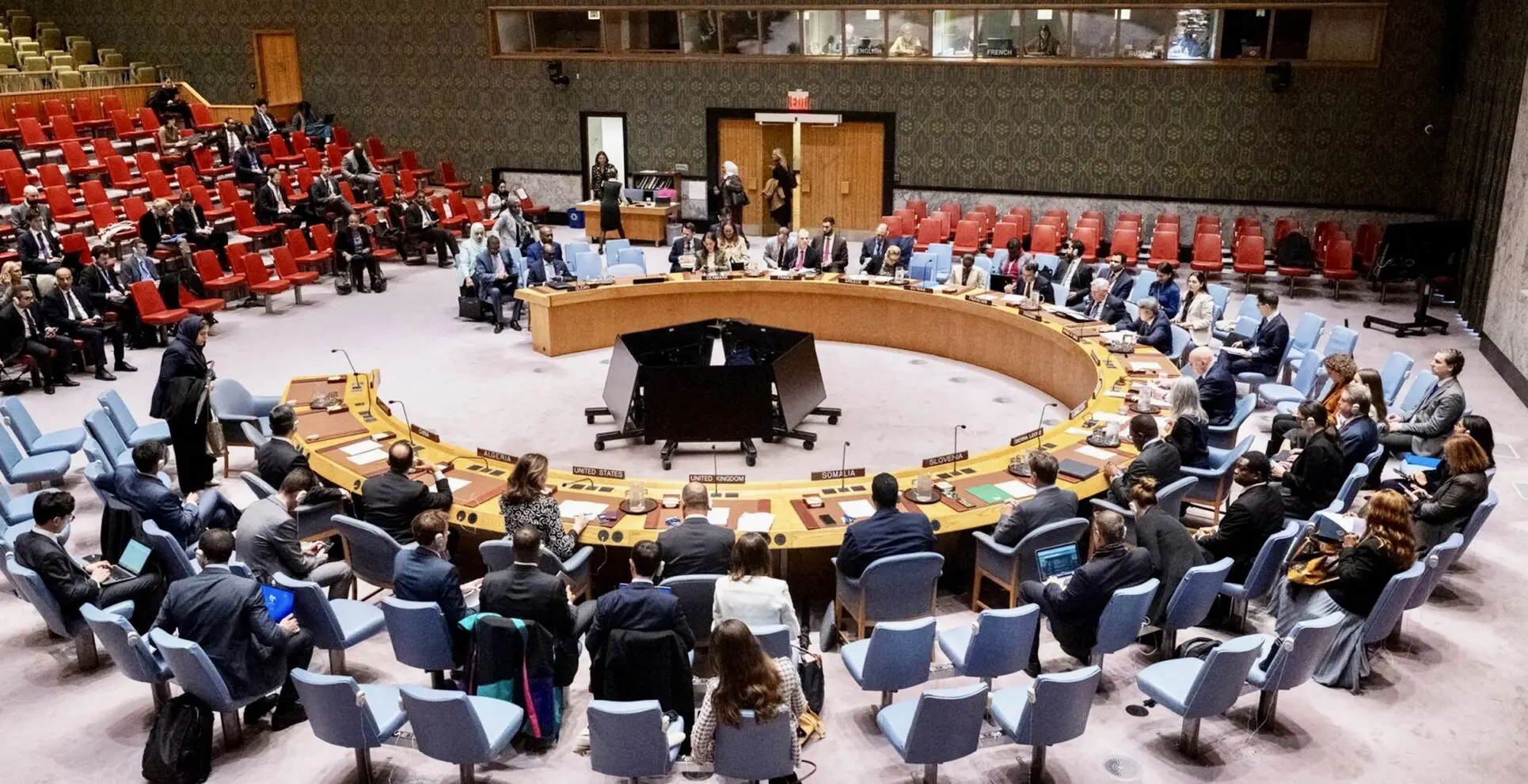 Depuis la fin de la Première Guerre mondiale, les conflits entre États ont souvent suivi un schéma récurrent : ils naissent, s’enlisent, et parfois se résolvent. Le politologue canadien Michael Brecher (crises in world politics, theory and reality Pergamon Press 1993) propose une lecture structurée de ce cycle à travers trois phases : l’apparition, la persistance et la résolution. Il démontre que les conflits ne surgissent pas par hasard, mais à partir de causes profondes, certaines concrètes comme les disputes territoriales ou les rivalités de pouvoir, d’autres plus abstraites comme les divergences idéologiques ou les tensions identitaires.