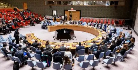 Depuis la fin de la Première Guerre mondiale, les conflits entre États ont souvent suivi un schéma récurrent : ils naissent, s’enlisent, et parfois se résolvent. Le politologue canadien Michael Brecher (crises in world politics, theory and reality Pergamon Press 1993) propose une lecture structurée de ce cycle à travers trois phases : l’apparition, la persistance et la résolution. Il démontre que les conflits ne surgissent pas par hasard, mais à partir de causes profondes, certaines concrètes comme les disputes territoriales ou les rivalités de pouvoir, d’autres plus abstraites comme les divergences idéologiques ou les tensions identitaires.