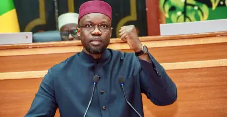 Face aux députés, Ousmane Sonko a d’abord voulu calmer les spéculations. Tout est clair désormais. «Je veux apaiser tout le monde. Il n’y a rien entre nous. Il y avait un besoin de clarification et il fallait que nous posions des actes menant à cette clarification. Désormais, tout est clair,» a-t-il déclaré, d’un ton ferme.