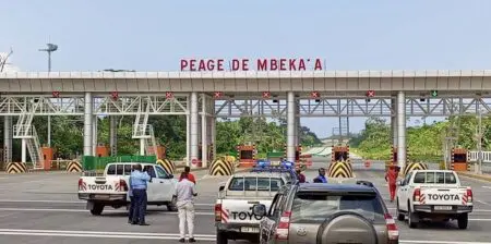 En février 2024, le gouvernement a décidé d’abandonner la privatisation de la collecte des péages. Le ministre des Travaux publics, Emmanuel Nganou Djoumessi, a notifié officiellement la rupture du contrat à Philippe Serain, Président de Tollcam. Le projet est désormais transformé en marché public : l’entreprise conserve la conception et la construction des postes, mais perd la gestion et la maintenance. Contestant cette décision, Tollcam a saisi l