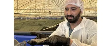 « Chez VitaminSea Maroc, nous produisons actuellement environ 60 tonnes de crevettes par an, destinées exclusivement au marché local. Avec des investissements ciblés, nous pourrions multiplier cette production par cinq pour atteindre 300 tonnes par an. Bien que nous importions encore les larves des États-Unis, notre ambition est de mettre en place une unité de production intégrée au Maroc et de positionner l’entreprise comme un acteur compétitif sur les marchés régionaux et mondiaux de la crevette. », explique Driss Krafess, cofondateur de VitaminSea Morocco.
