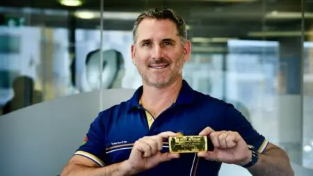 Mise en service prévue fin juin 2025, Kiaka appartient aujourd’hui à 85 % à WAF. Les nouvelles règles minières permettent à l’État de réclamer 35 % supplémentaires, une demande transmise cet été et qui avait suspendu la cotation du groupe sur l’ASX, désormais rétablie. Le dossier est désormais piloté par la SOPAMIB, la société publique créée en 2024 pour porter les ambitions minières nationales et déjà active sur plusieurs sites aurifères.