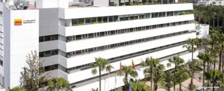 À Casablanca, le 07 novembre 2025. Le groupe Attijariwafa bank informe le public qu’un contenu circulant actuellement sur internet et les réseaux sociaux diffuse de fausses informations en utilisant l’image, la voix et le nom de son Président-Directeur Général.