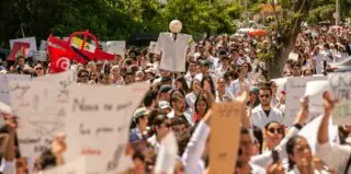 Touchés de plein fouet par le déclassement des classes moyennes, ils réclament des salaires décents et mettent en garde contre «un effondrement imminent du système de santé du pays.» Cette montée au créneau des médecins fait suite à une série de manifestations déclenchées par une crise économique qui s'aggrave et des perturbations dans les services publics. Les récentes manifestations à Gabès contre la pollution entraînée par les sites de production de la société nationale de phosphate avaient été un premier coup de semonce envers le pouvoir. Selon les observateurs, cette montée de la fièvre sociale constitue le plus grand défi pour le président Kais Saied au pouvoir en 2021, et qui réprime la moindre contestation, d’où qu’elle vienne et quelle qu’en soit la cause.