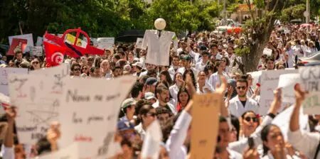Tunisie | Les blouses blanches défient ouvertement Kais Saied Touchés de plein fouet par le déclassement des classes moyennes, ils réclament des salaires décents et mettent en garde contre «un effondrement imminent du système de santé du pays.» Cette montée au créneau des médecins fait suite à une série de manifestations déclenchées par une crise économique qui s'aggrave et des perturbations dans les services publics. Les récentes manifestations à Gabès contre la pollution entraînée par les sites de production de la société nationale de phosphate avaient été un premier coup de semonce envers le pouvoir. Selon les observateurs, cette montée de la fièvre sociale constitue le plus grand défi pour le président Kais Saied au pouvoir en 2021, et qui réprime la moindre contestation, d’où qu’elle vienne et quelle qu’en soit la cause.