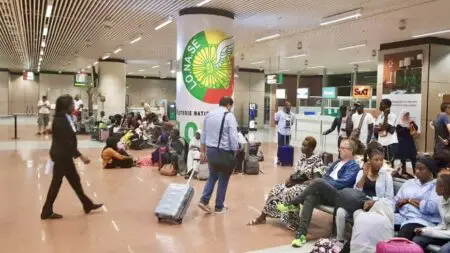 Aérien | Révolution dans le ciel ouest-africain : la CEDEAO acte une baisse historique du prix des billets d’avion pour 2026 Voyager de Dakar à Abidjan ou de Lomé à Lagos coûte souvent plus cher qu’un vol vers l’Europe. Ce paradoxe, longtemps décrié par les populations et les opérateurs économiques, est sur le point de disparaître. Dans une décision qualifiée d’historique, la Communauté économique des États de l’Afrique de l’Ouest (CEDEAO) a décidé de s’attaquer à la racine du problème : la fiscalité aéroportuaire.