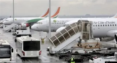 La Commission de la CEDEAO a annoncé la suppression des taxes non directement liées au transport aérien et une réduction de 25 % des redevances passagers et de sécurité dans les douze États membres engagés. Selon les experts, ces mesures pourraient faire baisser le prix des billets d’environ 40 % et stimuler la demande de 20 à 30 %. L’objectif : rendre les voyages aériens plus abordables, soutenir le tourisme et favoriser la libre circulation des personnes et des biens.