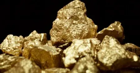 Asara Resources a annoncé, mardi 9 décembre, la signature d’un protocole d’accord contraignant pour acquérir l’intégralité du capital d’Arafura, société basée à Singapour détentrice des permis Damissa Koura et Kankan Ouest en Guinée. Cette acquisition, assortie d’une contrepartie symbolique de 100 dollars singapouriens (environ 77 USD), doit permettre au groupe australien d’élargir sa présence dans le pays, où il exploite déjà le projet aurifère Kada.