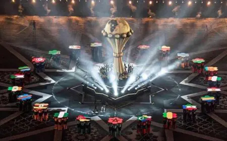 Dans une ambiance électrique et sous une pluie persistante, après le coup d'envoi fictif donné par Moulay El Hassan, le prince héritier, le Maroc a mis du temps à entrer dans sa CAN.