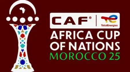 La scène a de quoi choquer. D’un côté, la Confédération africaine de football (CAF) se félicite d’un accord «historique» avec Channel 4, qui diffusera gratuitement les 52 matchs de la CAN 2025 au Royaume-Uni. De l’autre, en Afrique subsaharienne, plusieurs chaînes publiques se voient imposer un plafond : 33 rencontres seulement en clair.