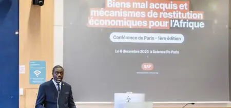 Captation des richesses | Biens mal acquis : l’Afrique réclame justice et restitution Par un changement de paradigme audacieux, la conférence du 8 décembre 2025 organisée par le Collectif Restitution pour l’Afrique (RAF) a marqué un tournant. Au-delà de la simple dénonciation, experts et juristes dessinent une nouvelle ère : celle de la responsabilité des multinationales et de la restitution comme droit humain inaliénable. C’était une assemblée décidée à en finir avec la fatalité. En effet, réunis le 8 décembre 2025, magistrats, lanceurs d’alerte et experts internationaux ont répondu à l’appel du Collectif Restitution pour l’Afrique (RAF) pour disséquer une mécanique de prédation qui prive le continent de son avenir. Loin des discours convenus, les débats ont mis en lumière une réalité crue : les flux financiers illicites ne sont pas des accidents de parcours, mais le fruit d’une architecture pensée pour la captation des richesses.