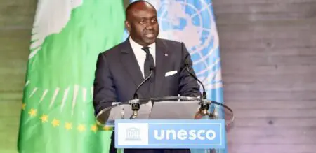 Dossier | Unesco, l’Afrique à l’honneur. Ibrahim Magassa : Banquier, Philanthrope et Ambassadeur pour la Priorité Globale Afrique Sa nomination par Audrey Azoulay, en octobre 2025 à Paris, ne doit rien au hasard. Elle salue une vision singulière, à la croisée de la finance, de l’éducation et du développement humain, mais elle reconnaît également l’impact concret d’une expertise qui, du Ghana au Gabon, du Congo à la Côte d’Ivoire, a permis de restructurer plus de 20 milliards de dollars de dette, de mobiliser des fonds souverains, d’accompagner des projets routiers, énergétiques et logistiques, et surtout de rendre l’Afrique lisible pour les investisseurs institutionnels.