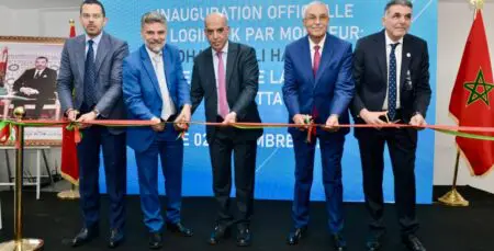 Le ruban inaugural de LOGINTEK a été coupé en présence de figures institutionnelles et économiques de premier plan, parmi lesquelles Mohamed Ali Habouha, Gouverneur de la Province de Settat, ainsi que des investisseurs venus des quatre coins du monde. L’événement n’était pas seulement protocolaire : les invités ont pu découvrir la zone à travers une visite virtuelle immersive, qui a révélé la modernité et l’intégration poussée des infrastructures.