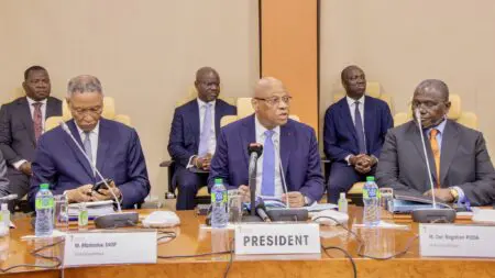 La liquidité bancaire dans l’UEMOA a progressé d’environ 1700 milliards FCFA (3,02 milliards de dollars) entre 2024 et 2025, a annoncé le gouverneur de la BCEAO, Jean-Claude Kassi Brou, à l’issue de la réunion du Comité de politique monétaire du 3 décembre. Cette amélioration traduit un assouplissement notable des conditions de financement au sein de l’Union, dans un contexte où l’activité économique reste vigoureuse. «La liquidité bancaire est abondante,» a souligné le gouverneur, estimant que le système financier est «en mesure de soutenir la dynamique économique.» Les crédits au secteur privé ont ainsi progressé de 6% sur un an, confirmant que la croissance s’appuie sur un financement bancaire robuste.