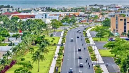 Dans l’administration, la consigne était claire : retour au travail. Les ministères du centre-ville ont ouvert à l’heure habituelle, les agents se sont présentés comme un lundi normal, les réunions programmées ont été maintenues. Les établissements scolaires ont eux aussi assuré la continuité. Dans les écoles primaires de quartiers comme Akpakpa ou Saint-Michel, la cloche a sonné comme d’ordinaire. Les lycées et universités ont maintenu examens et contrôles, élément clé pour des familles qui redoutent toujours les retards de calendrier scolaire.