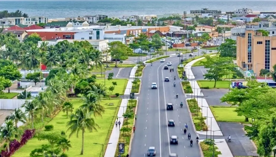 Dans l’administration, la consigne était claire : retour au travail. Les ministères du centre-ville ont ouvert à l’heure habituelle, les agents se sont présentés comme un lundi normal, les réunions programmées ont été maintenues. Les établissements scolaires ont eux aussi assuré la continuité. Dans les écoles primaires de quartiers comme Akpakpa ou Saint-Michel, la cloche a sonné comme d’ordinaire. Les lycées et universités ont maintenu examens et contrôles, élément clé pour des familles qui redoutent toujours les retards de calendrier scolaire.