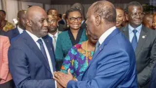 La mention est brève. Elle n’est ni développée ni théorisée. Mais elle intervient dans un contexte où la Côte d’Ivoire a déjà engagé, loin des projecteurs, une série de réformes structurantes visant à intégrer le numérique au cœur de l’action publique et du modèle économique. Des programmes formalisés, soutenus par les bailleurs internationaux, traduisent une volonté de faire du digital un outil de transformation de l’État et un facteur de compétitivité à moyen terme.