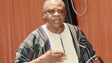 Liberia | une nouvelle banque publique pour débloquer le crédit agricole Le 18 décembre 2025, le Sénat du Liberia a franchi une étape clé en adoptant un projet de loi portant création de l’Agriculture Enterprise Development Bank of Liberia. Cette institution financière publique, dédiée exclusivement au secteur agricole, doit encore être validée par la Chambre des représentants avant d’être promulguée par le président pour entrer en vigueur, selon le média local The Liberian Investigator.