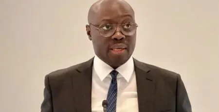 Le Ministre des Finances du Ghana, Dr. Cassiel Ato Baah Forson Le différend est né dans le sillage du défaut de paiement du Ghana en 2022 et de son programme d’assistance avec le FMI. Dans le cadre de sa restructuration de dette, Accra avait tenté d’inclure la créance d’Afreximbank, une option rejetée par la banque qui revendique un statut de créancier privilégié, à l’instar de ses consœurs multilatérales.